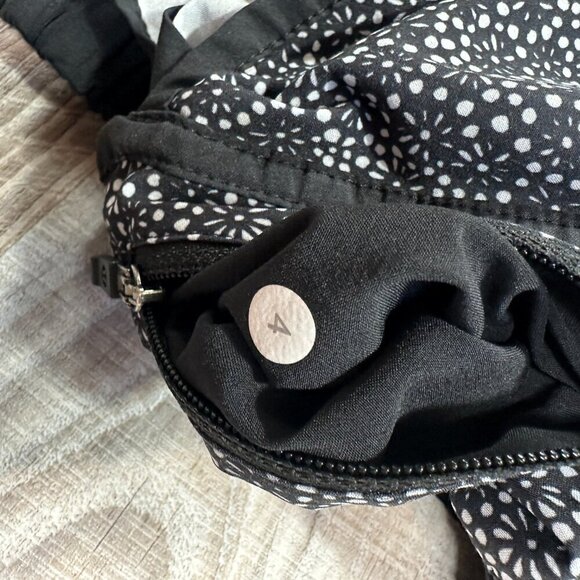 Lululemon Tracker Short IV Freckle Flower Black White / Black Size 4 - Picture 9 of 9